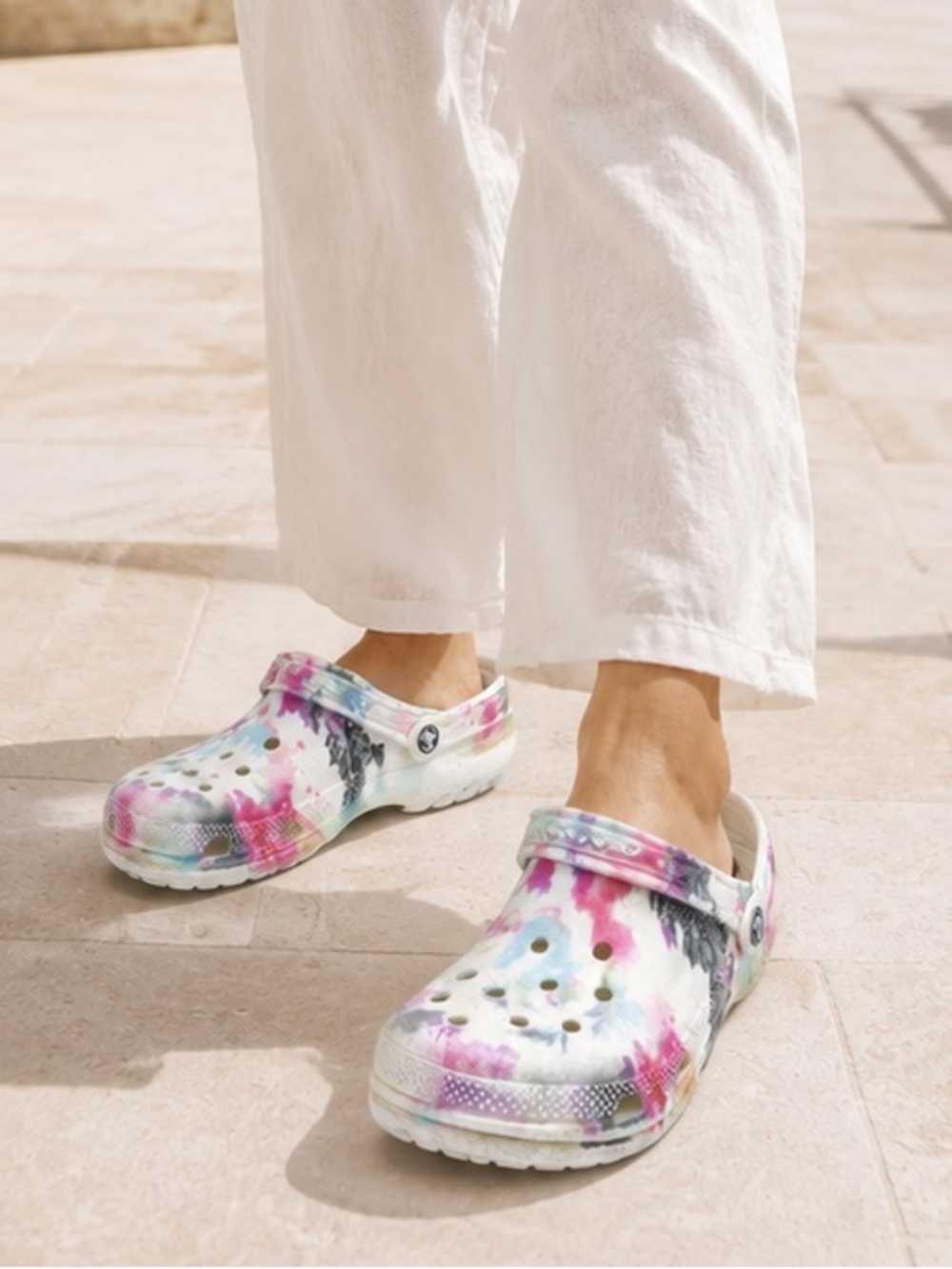 Crocs Classic Tie Dye Multicolor Watercolor Graphic Clogs Ultra Comfort, M6 W8